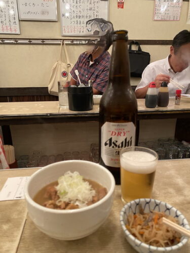 豊島区西池袋、酒場 ふくろ で 煮込み 切干大根 で 瓶ビール 黒ホッピー を吞む。