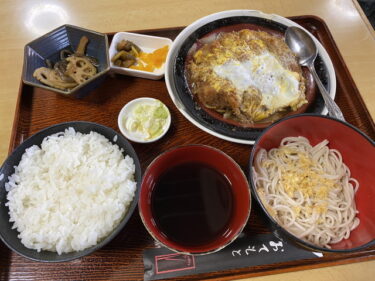 前橋市南町、食事処 丸登 で 煮カツ定食セット を食す。