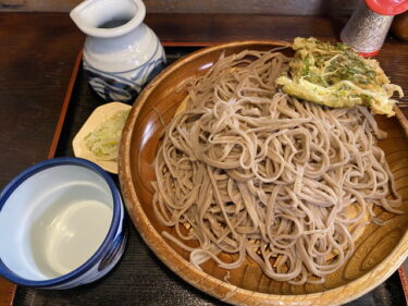 前橋市鼻毛石町、すみや庵 で もりそば（大盛）かきあげ を食す。