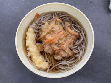 みどり市東町、丸美屋 自販機コーナー で 青唐辛子入り 天ぷらそば を食す。