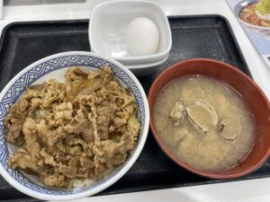 牛丼（並）たまご あさり汁