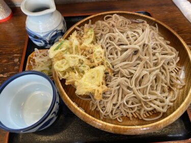 前橋市鼻毛石町、すみや庵 で 大もりそば かきあげ を食す。