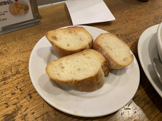 スパゲティーのソースにつけて食べるパン