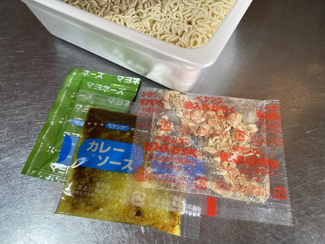 後入れツナにソースとマヨ