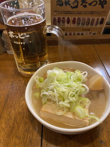 渋谷区恵比寿南、たつや 駅前店 で もつ煮どうふ ナンコツ レバー で ホッピー を吞む。