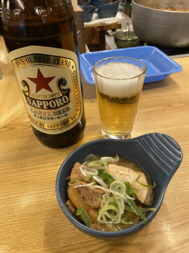 北区赤羽南、立ち飲み いこい 支店 で 煮込み カンパチ刺し あん肝 厚揚げ で吞む。