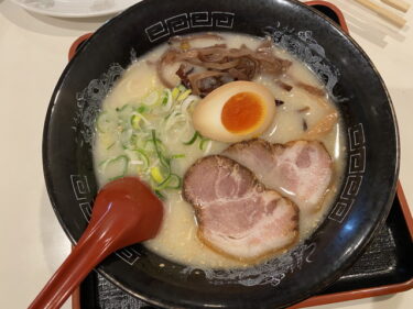 高崎市あら町、麺家 匠（めんや たくみ）で とんこつラーメン 野菜餃子 を食す。
