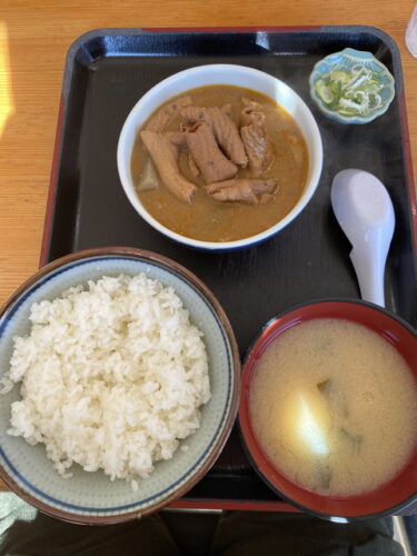 渋川市上白井、永井食堂 で もつ煮定食（半ライス）を食す。